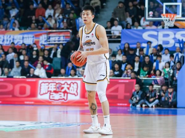 屋漏偏逢連夜雨！張鎮(zhèn)麟7中1僅得2分2板4助 末節(jié)受傷離場(chǎng)